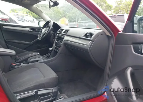 2015 Volkswagen Passat 1.8T S z USA, uszkodzony, nr VIN 1VWAT7A37FC074064